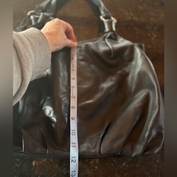 Cole Haan Black Leather Hobo Shoulder Bag w/ Logo Charm Large Slouchy Roomy Soft - Picture 13 of 15